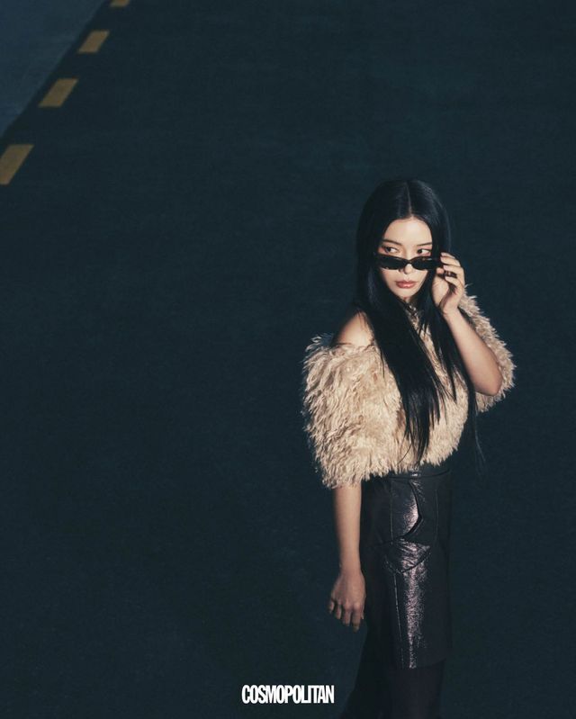 퍼 톱, 선글라스 모두 Eenk. 레더 미니스커트 Vivienne Westwood. 스타킹 스타일리스트 소장품.