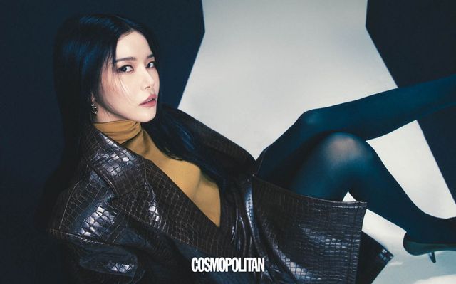 레더 재킷, 레더 스커트 모두 Recto. 스틸레토 힐 Ferragamo. 이너 톱, 귀고리, 스타킹, 스타일리스트 소장품.