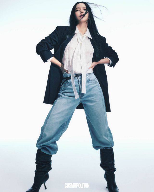 재킷 Weekend Max Mara. 셔츠 Msgm. 데님 팬츠 Veronica Beard. 미디 부츠 Michael Kors. 벨트 스타일리스트 소장품.