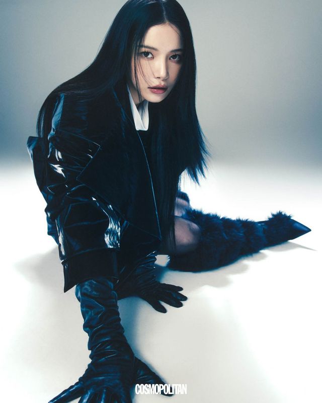 재킷 Son Jung Wan. 블라우스 Recto. 스커트 Philosophy. 퍼 부츠 Gianvito Rossi. 레더 장갑 스타일리스트 소장품.