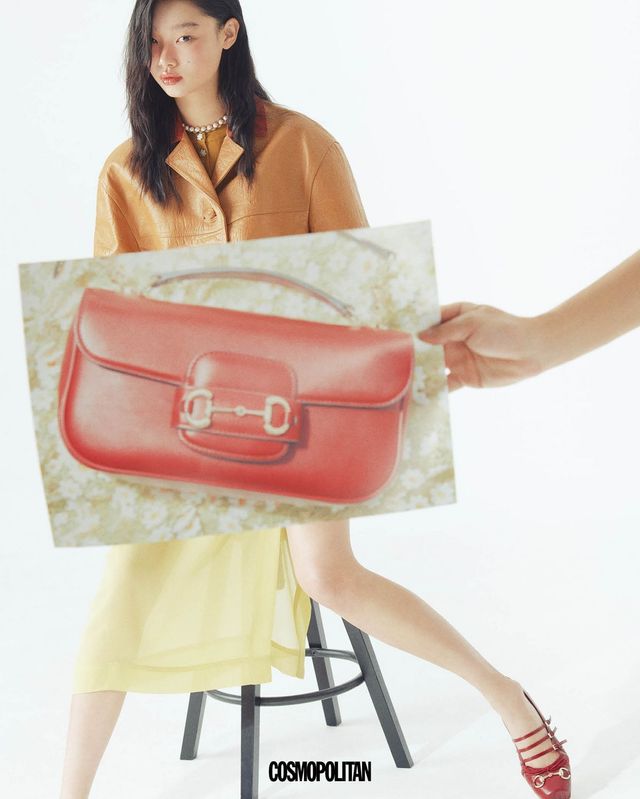 레더 재킷 1천60만원, 카디건 2백85만원, 조젯 스커트 4백10만원, 진주 메탈 초커 2백81만원, 톱 핸들 백 4백30만원, 메리제인 발레리나 슈즈 1백42만원 모두 Gucci. 