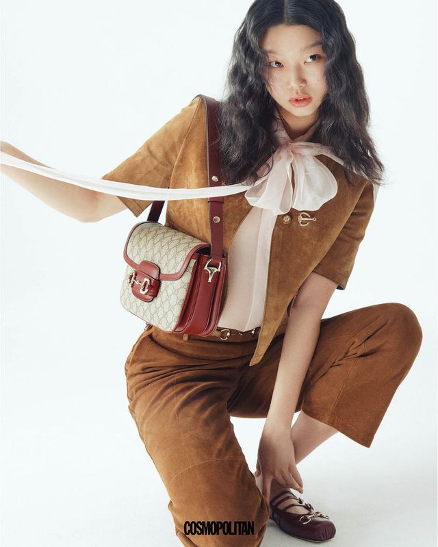 스웨이드 크롭트 재킷 7백80만원, 실크 시폰 셔츠 2백10만원, 스웨이드 팬츠 5백60만원, 숄더백 가격미정, 메리제인 발레리나 슈즈 1백42만원 모두 Gucci. 