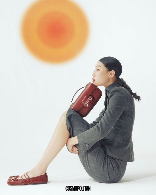 코튼 캔버스 재킷 3백60만원, 미디스커트 2백15만원, 톱 핸들 백 4백30만원, 메리제인 발레리나 슈즈 1백42만원 모두 Gucci.