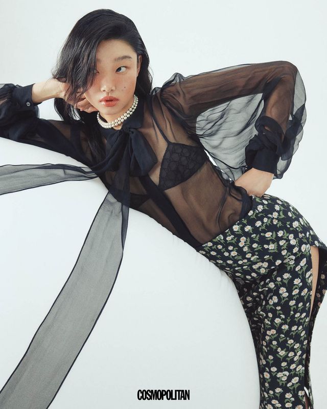 실크 시폰 셔츠 2백65만원, 브라톱 87만원, 스커트 2백10만원, 진주 메탈 초커 1백13만원 모두 Gucci. 