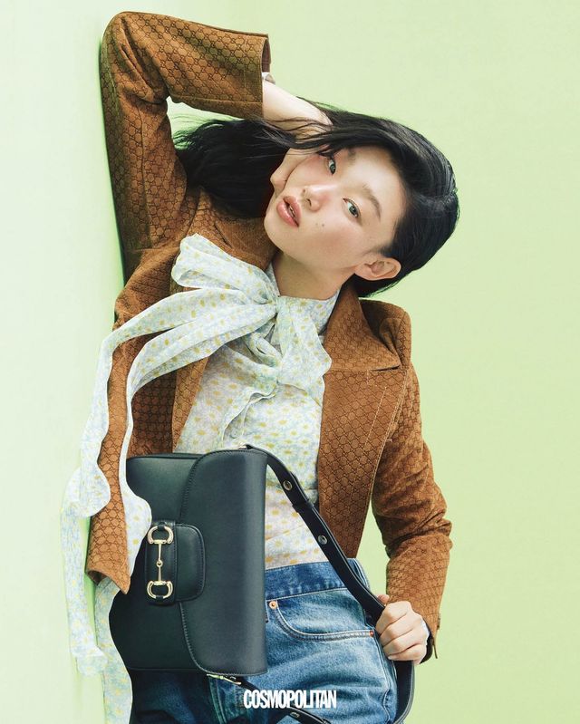 스웨이드 재킷 1천3백20만원, 실크 시폰 셔츠 2백85만원, 데님 팬츠 가격미정, 숄더백 4백80만원 모두 Gucci.