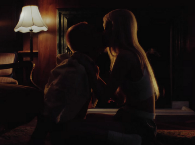 유튜브 〈ROSE〉