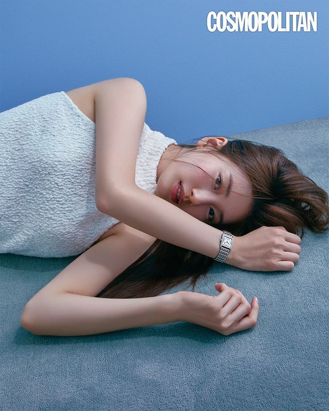  다이아몬드가 세팅된 스테인리스 스틸 케이스와 스테인리스 스틸 브레이슬릿의 미니 돌체비타 워치 5백30만원 론진. 니트 톱 르917. 