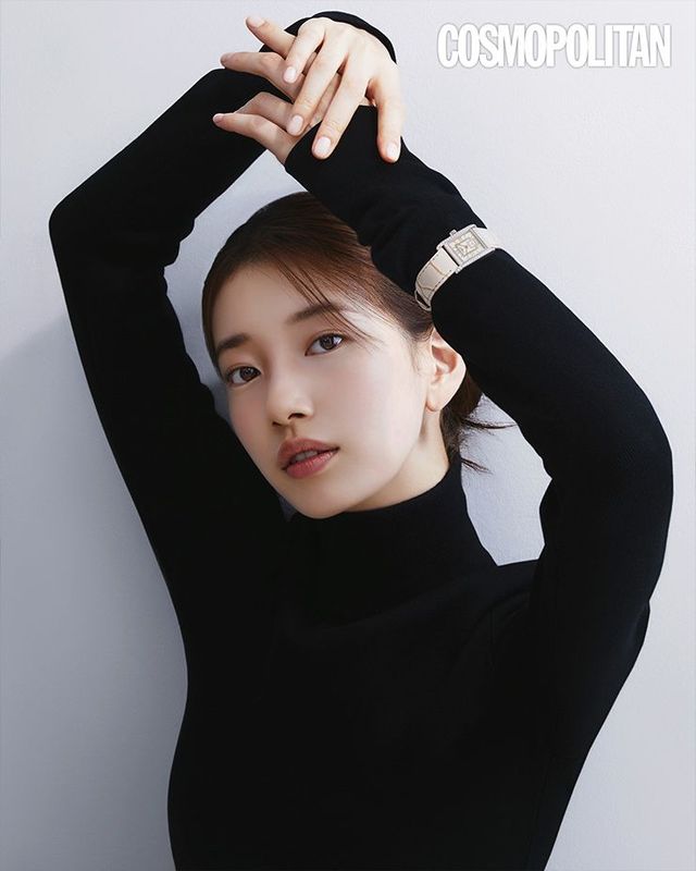  다이아몬드가 세팅된 스테인리스 스틸 케이스와 아이보리 화이트 골드 앨리게이터 스트랩의 미니 돌체비타 워치 5백만원 론진. 니트 드레스 끌로에.