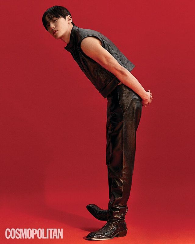 레더 베스트, 레더 팬츠, 부츠 모두 베르사체.