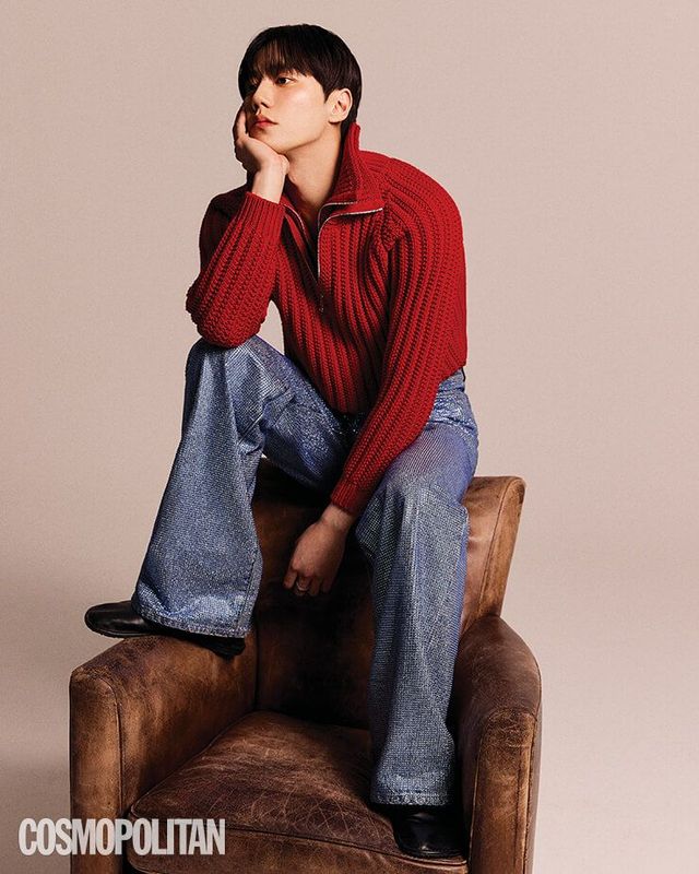 니트 톱, 팬츠, 슈즈 모두 로에베.