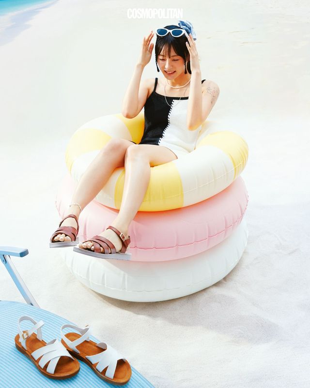 니트 미니드레스 Eenk. 선글라스 Gentle MonsterxMaison Margiela. 스크런치 Fruta. 핑크 목걸이 Hei. 실버 목걸이 Joy Gryson. 앵클릿 Engbrox.