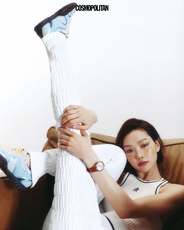 레드 악어 가죽 스트랩의 알티플라노 워치 가격미정 Piaget. 슬리브리스 니트 톱 21만5천원 Tommy Hilfiger. 팬츠 2백60만원대 Ferragamo. 스니커즈 33만원 Onitsuka Tiger. 