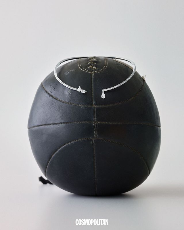 다이아몬드가 파베 세팅된 18K 화이트 골드 소재에 세 개의 페어컷 다이아몬드를 세팅한 모던한 매력의 세르티 수르 비드 초커 1억원대 Repossi. 