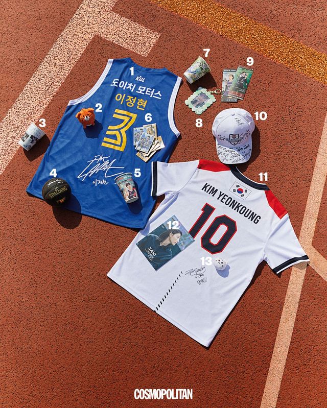 1 KBL 삼성 썬더스 홈 유니폼 레플리카 5만5천원 by 빙수(@b1ueball) . 2 KBL 프렌즈 공아지 인형 키 링 1만5천원. 3 서울 삼성 썬더스 소속 이정현 농구 선수 생일 카페 제작 컵 홀더 by 빙수(@b1ueball). 4 사인 볼 by 융삼(@doy0uluvbskball). 5 안양 정관장 레드부스터스 소속 박지훈 농구 선수 생일 카페 제작 컵 홀더 by 융삼(@doy0uluvbskball). 6 KBL 오피셜 컬렉션 카드 3만원 by 빙수(@b1ueball). 7 한국도로공사 소속 문정원 배구 선수 생일 카페 제작 컵 홀더 by 최쌀로별(@ssalobyul_choi). 8 한국도로공사 소속 문정원 배구 선수 제작 부적 포토 카드 by 최쌀로별(@ssalobyul_choi). 9 한국도로공사 집관 티켓 by 최쌀로별(@ssalobyul_choi). 10 한국도로공사 2022-2023 시즌 챔피언 우승 기념 모자 4만4천원 by 최쌀로별(@ssalobyul_choi). 11 흥국생명 소속 김연경 배구 선수 도쿄 올림픽 유니폼 3만5천원 by 야키 러버스 클럽(@yakiloversclub). 12 흥국생명 소속 김연경 배구 선수 생일 카페 특전 제작 포스터 by 야키 러버스 클럽(@yakiloversclub). 13 흥국생명 소속 김연경 배구 선수 비공식 제작 인형 ‘백콩랑이’ by 야키 러버스 클럽(@yakiloversclub). 