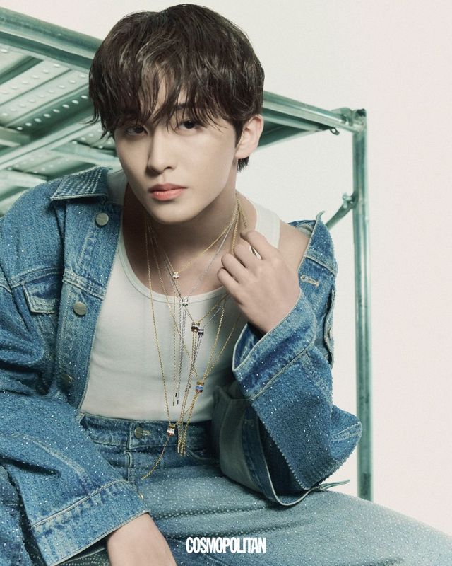  화이트 에디션 스몰 타이 네크리스 8백만원대, 더블 화이트 에디션 스몰 타이 네크리스 9백만원대, 클래식 라지 타이 네크리스 1천만원대, 블랙 에디션 스몰 타이 네크리스 9백만원대, 블루 에디션 라지 타이 네크리스 1천만원대, 화이트 에디션 라지 타이 네크리스 1천만원대 모두 콰트로 컬렉션 Boucheron. 데님 재킷, 데님 팬츠 모두 Marc Jacobs. 탱크톱 스타일리스트 소장품. 