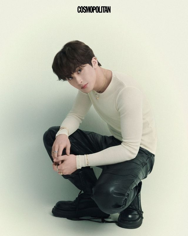  블루 에디션 스몰 펜던트 5백만원대, 클래식 라지 펜던트 7백만원대, 오른 손목에 착용한 클래식 투 모티브 뱅글 8백만원대, 클래식 다이아몬드 스몰 뱅글 2천만원대, 오른손 중지에 착용한 블루 에디션 스몰 링 1천만원대, 오른손 약지에 착용한 클래식 스몰 링 5백만원대, 왼 손목에 착용한 블루 에디션 원 모티브 뱅글 6백만원대, 왼손 검지에 착용한 클래식 스몰 링 5백만원대, 왼손 중지에 착용한 클래식 라지 링 8 백만원대, 왼손 약지에 착용한 레디언트 에디션 옐로 골드 라지 링 5백만원대 모두 콰트로 컬렉션 Boucheron. 니트 톱, 레더 팬츠, 컴뱃 부츠 스타일리스트 소장품.