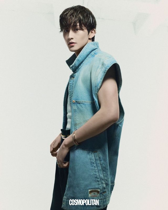  클래식 클립 이어링 4백만원대, 클래식 스몰 클립 이어링 3백만원대, 클래식 다이아몬드 스몰 뱅글 2천만원대, 클래식 라지 투 코드 뱅글 1천만원대, 클래식 다이아몬드 라지 링 1천만원대, 다양한 아이템으로 변형 가능한 클래식 벨트 가격미정 모두 콰트로 컬렉션 Boucheron. 데님 베스트 Martine Rose. 데님 팬츠 Mugler. 탱크톱 스타일리스트 소장품.