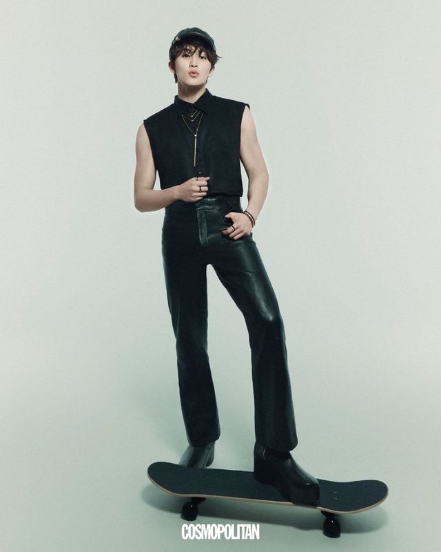 볼캡에 장식한 클래식 클립 이어링 4백만원대, 클래식 스몰 클립 이어링 3백만원대, 위아래로 착용한 클래식 스몰 펜던트 각각 5백만원대, 클래식 라지 타이 네크리스 1천만원대, 클래식 다이아몬드 라지 뱅글 4천만원대, 클래식 라지 투 코드 뱅글 1천만원대, 오른손 엄지에 착용한 클래식 다이아몬드 라지 링 1천만원대, 오른손 중지에 착용한 클래식 라지 웨딩 밴드 4백만원대, 왼손에 착용한 클래식 다이아몬드 라지 링 1천만원대 모두 콰트로 컬렉션 Boucheron. 슬리브리스 셔츠, 레더 팬츠 모두 Ernest W. Baker. 레더 볼캡 Paraboloide. 부츠 스타일리스트 소장품.