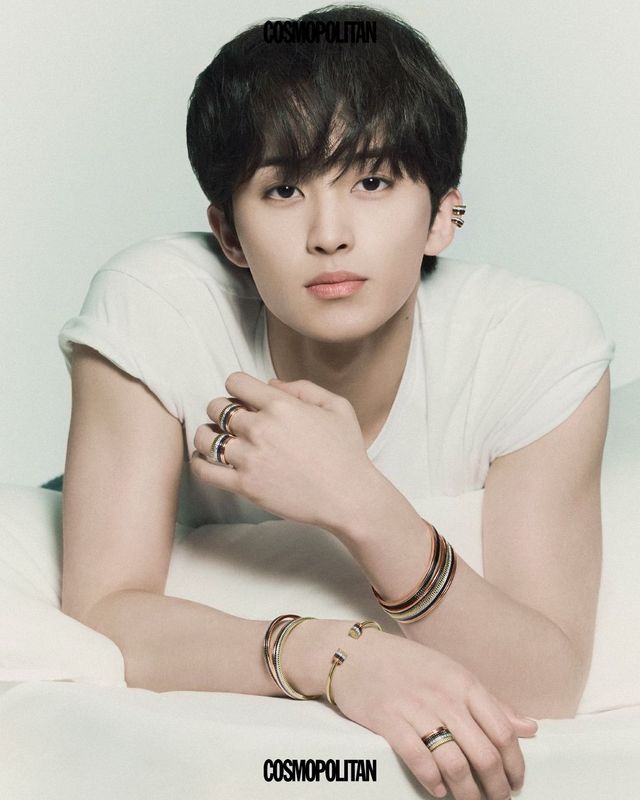  클래식 클립 이어링 4백만원대, 클래식 스몰 클립 이어링 3백만원대, 오른 손목에 착용한 클래식 다이아몬드 스몰 뱅글 2천만원대, 클래식 스몰 투 코드 뱅글 9백만원대, 클래식 투 모티브 뱅글 8백만원대, 왼 손목에 착용한 클래식 다이아몬드 라지 뱅글 4천만원대, 클래식 라지 투 코드 뱅글 1천만원대, 클래식 스몰 투 코드 뱅글 9백만원대, 양손에 착용한 클래식 다이아몬드 라지 링 각각 1천만원대 모두 콰트로 컬렉션 Boucheron. 데님 팬츠 Marc Jacobs. 티셔츠 스타일리스트 소장품.