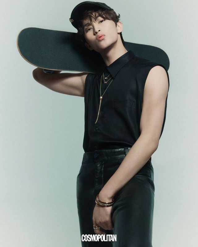 볼캡에 장식한 클래식 클립 이어링 4백만원대, 클래식 스몰 클립 이어링 3백만원대, 위아래로 착용한 클래식 스몰 펜던트 각각 5백만원대, 클래식 라지 타이 네크리스 1천만원대, 클래식 다이아몬드 라지 뱅글 4천만원대, 클래식 라지 투 코드 뱅글 1천만원대, 클래식 다이아몬드 라지 링 1천만원대 모두 콰트로 컬렉션 Boucheron. 슬리브리스 셔츠, 레더 팬츠 모두 Ernest W. Baker. 레더 볼캡 Paraboloide. 