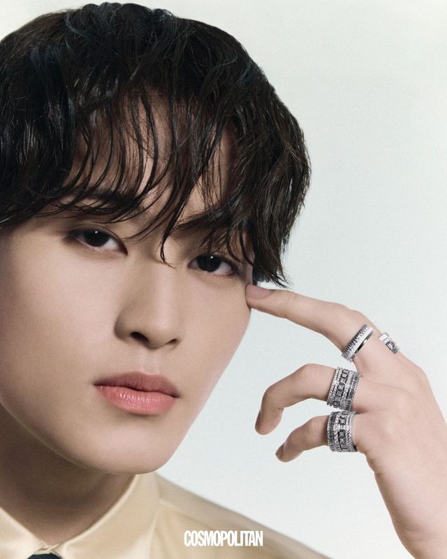 검지에 착용한 레디언트 에디션 다이아몬드 라지 링 1천만원대, 중지에 착용한 더블 화이트 에디션 다이아몬드 스몰 링 1천만원대, 약지와 소지에 착용한 레디언트 에디션 링 각각 6천만원대 모두 콰트로 컬렉션 Boucheron. 슬리브리스 셔츠 Ernest W. Baker. 타이 스타일리스트 소장품.