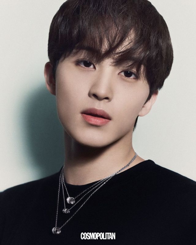  클래식 클립 이어링 4백만원대, 클래식 스몰 클립 이어링 3백만원대, 클래식 다이아몬드 스몰 뱅글 2천만원대, 클래식 라지 투 코드 뱅글 1천만원대, 클래식 다이아몬드 라지 링 1천만원대, 다양한 아이템으로 변형 가능한 클래식 벨트 가격미정 모두 콰트로 컬렉션 Boucheron. 데님 베스트 Martine Rose. 데님 팬츠 Mugler. 탱크톱 스타일리스트 소장품.