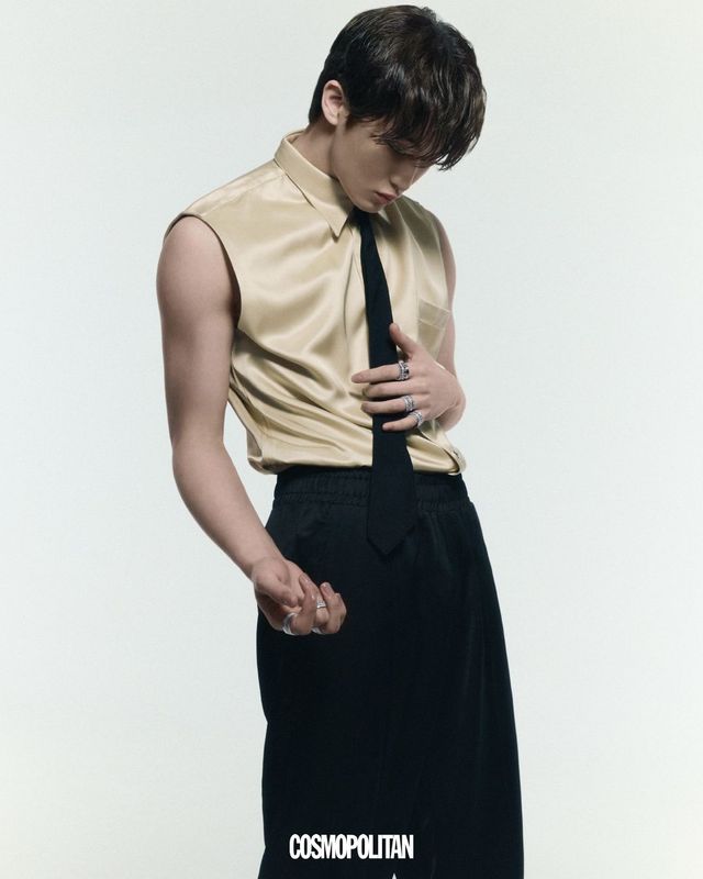 오른손 검지에 착용한 더블 화이트 에디션 다이아몬드 라지 링 1천만원대, 오른손 중지 마디에 착용한 클루 드 파리 웨딩 밴드 2백만원대, 오른손 중지 마디에 레이어드로 착용한 레디언트 에디션 웨딩 밴드 9백만원대, 오른손 약지에 착용한 레디언트 에디션 링 6천만원대, 왼손 검지에 착용한 레디언트 에디션 다이아몬드 라지 링 1천만원대, 왼손 약지와 소지에 착용한 레디언트 에디션 링 각각 6천만원대 모두 콰트로 컬렉션 Boucheron. 슬리브리스 셔츠, 팬츠 모두 Ernest W. Baker. 타이 스타일리스트 소장품.