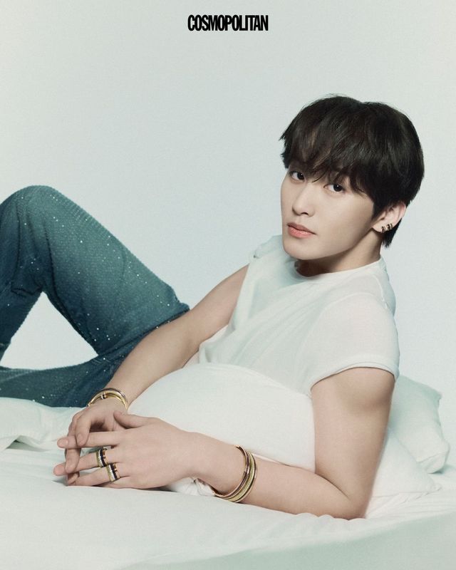  클래식 클립 이어링 4백만원대, 클래식 스몰 클립 이어링 3백만원대, 오른 손목에 착용한 클래식 다이아몬드 스몰 뱅글 2천만원대, 클래식 스몰 투 코드 뱅글 9백만원대, 클래식 투 모티브 뱅글 8백만원대, 왼 손목에 착용한 클래식 라지 투 코드 뱅글 1천만원대, 클래식 다이아몬드 라지 뱅글 4천만원대, 클래식 스몰 투 코드 뱅글 9백만원대, 클래식 다이아몬드 라지 링 각각 1천만원대 모두 콰트로 컬렉션 Boucheron. 데님 팬츠 Marc Jacobs. 티셔츠 스타일리스트 소장품.