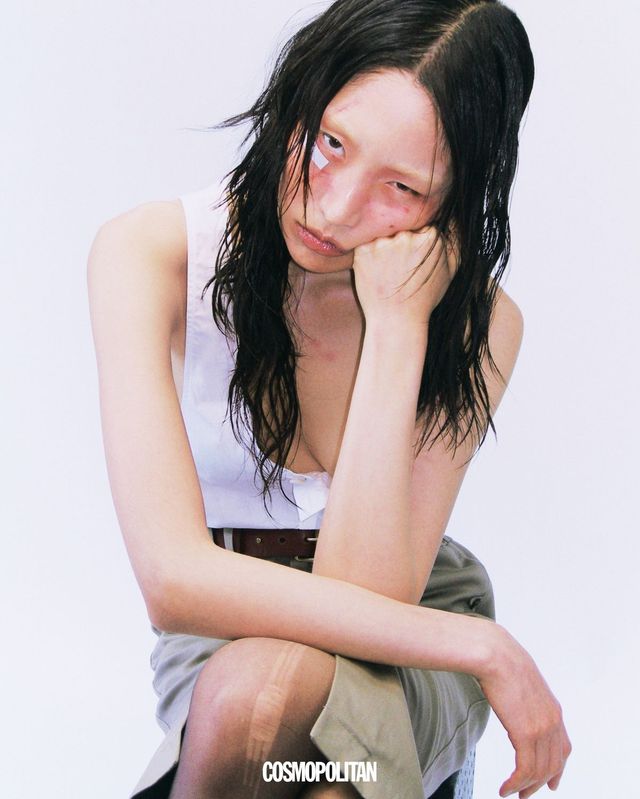 슬리브리스 톱, 미디스커트, 벨트, 스타킹 모두 가격미정 Saint Laurent by Anthony Vaccarello. 