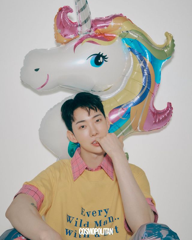  이너 셔츠 아크네 스튜디오. 티셔츠, 팬츠 모두 엔 아카이브.