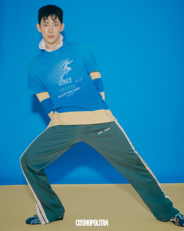 티셔츠 골든구스. 이너 톱, 슈즈 모두 폴로 랄프 로렌. 팬츠 팜 엔젤스.