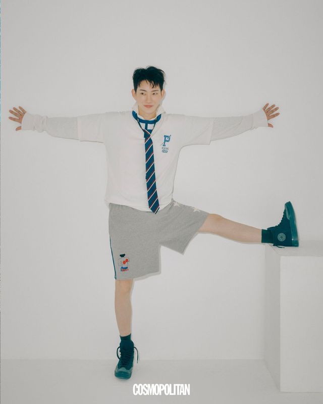 이너 톱, 티셔츠 폴로 랄프 로렌. 쇼츠 엔 아카이브. 스니커즈 컨버스. 타이, 양말 모두 스타일리스트 소장품.