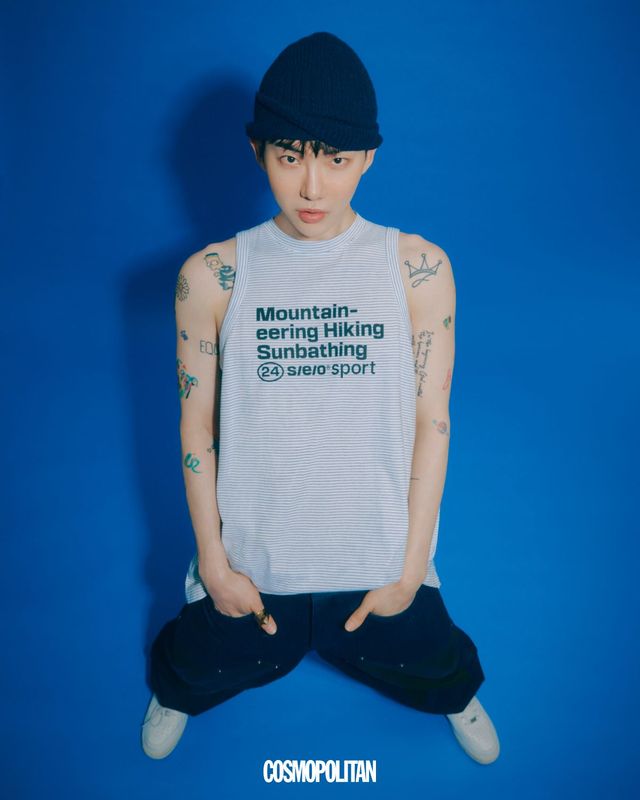 슬리브리스 톱 S/E/O. 팬츠 엔 아카이브. 스니커즈 나이키. 반지 골든구스. 비니 스타일리스트 소장품.