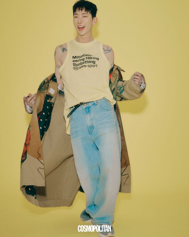 슬리브리스 톱 S/E/O. 코트 폴 스미스. 팬츠, 벨트, 스니커즈 모두 스타일리스트 소장품.