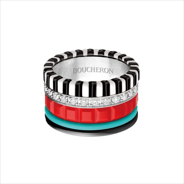 6 2023년에 출시된 이너베이티브 캡슐 컬렉션의 푸이상스 콰트로 링은 골드보다 8배 가벼운 소재인 혁신적인 레진과 알루미늄이 사용됐다. 