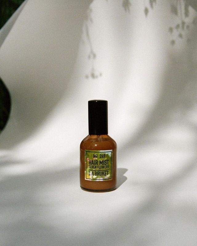 하지 전날 서로 다른 7개의 꽃을 꺾어 베개 아래 두면 미래 배우자가 꿈에 나온다는 스웨덴 설화를 담아낸 헤어 미스트 세븐 플라워즈 6만5천원 L:a Bruket.