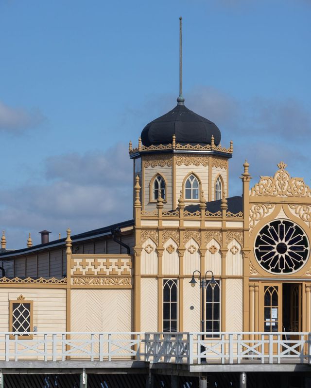 바다에서 스웨덴식 전통 사우나 ‘바스투’를 즐길 수 있는 바르베리 칼바두스(Varbergs Kallbadhus).