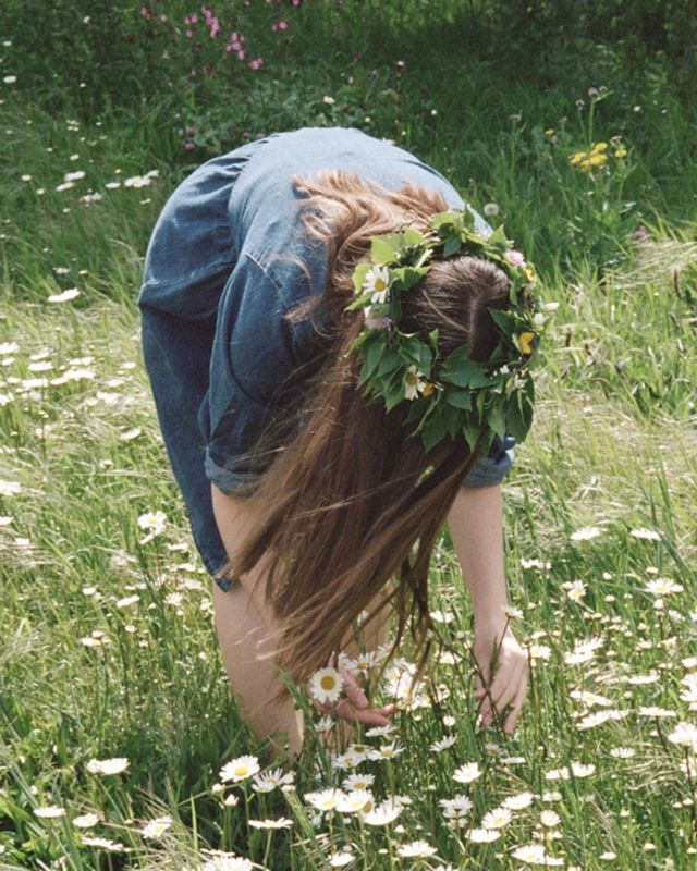 하지 전날 서로 다른 7개의 꽃을 꺾어 베개 아래 두면 미래 배우자가 꿈에 나온다는 스웨덴 설화를 담아낸 헤어 미스트 세븐 플라워즈 6만5천원 L:a Bruket.