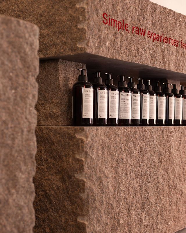 지난 6월 문을 연 라부르켓 바르베리 플래그십 스토어 전경. 플래그십에 마련한 트리트먼트 룸에서 스웨덴식 해초 목욕과 라부르켓 제품으로 구성된 홀리스틱 보디 트리트먼트를 경험할 수 있다.