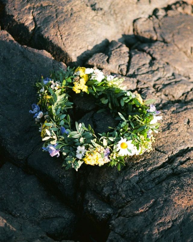 하지 전날 서로 다른 7개의 꽃을 꺾어 베개 아래 두면 미래 배우자가 꿈에 나온다는 스웨덴 설화를 담아낸 헤어 미스트 세븐 플라워즈 6만5천원 L:a Bruket.