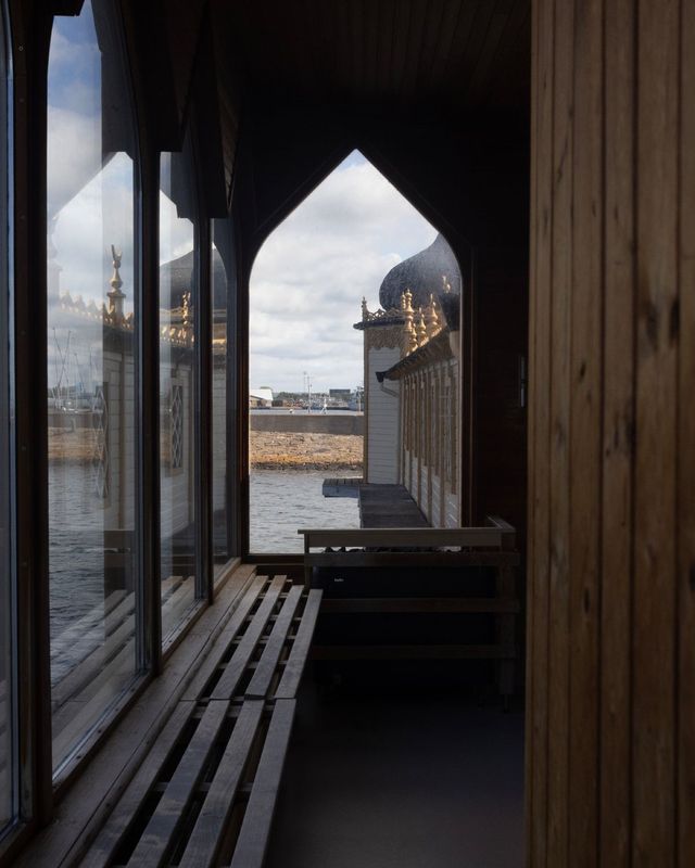 바다에서 스웨덴식 전통 사우나 ‘바스투’를 즐길 수 있는 바르베리 칼바두스(Varbergs Kallbadhus).