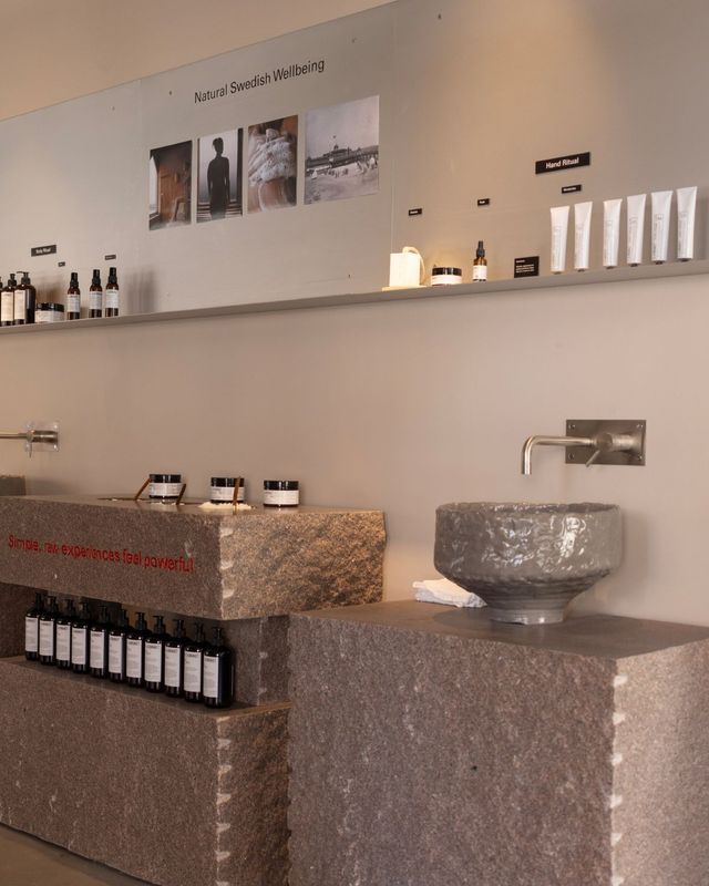 지난 6월 문을 연 라부르켓 바르베리 플래그십 스토어 전경. 플래그십에 마련한 트리트먼트 룸에서 스웨덴식 해초 목욕과 라부르켓 제품으로 구성된 홀리스틱 보디 트리트먼트를 경험할 수 있다.