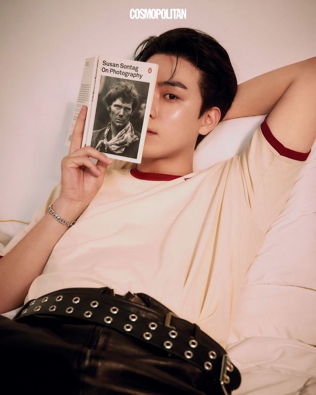 티셔츠 GCDS. 팬츠 NEU_IN. 팔찌 Trencadism. 벨트 스타일리스트 소장품.