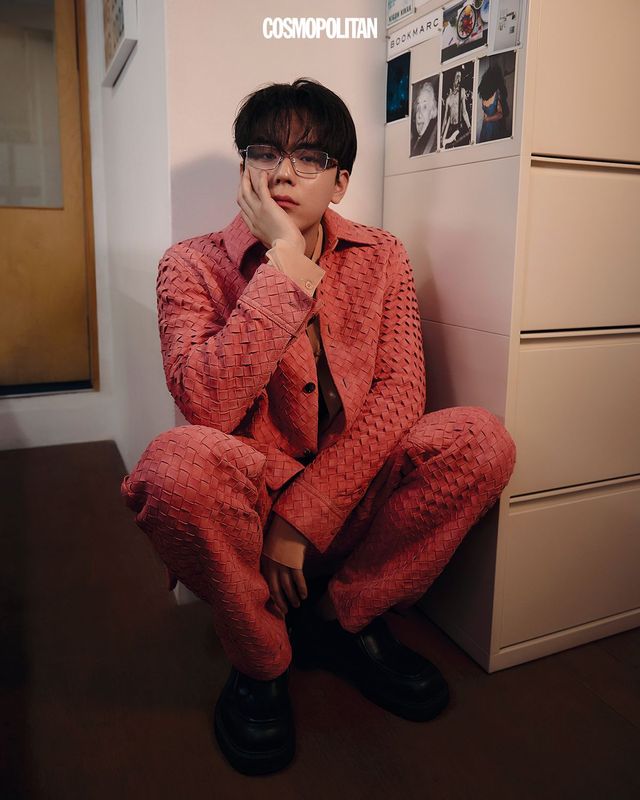 레더 셋업, 슈즈 모두 Bottega Veneta. 셔츠 Labeless. 안경 Gentle Monster. 이너 톱 스타일리스트 소장품.