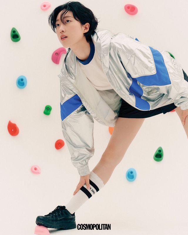 크롭톱, 아우터, 양말 모두 Golden Goose. 쇼츠 Juun.J. 슈즈 Nike.