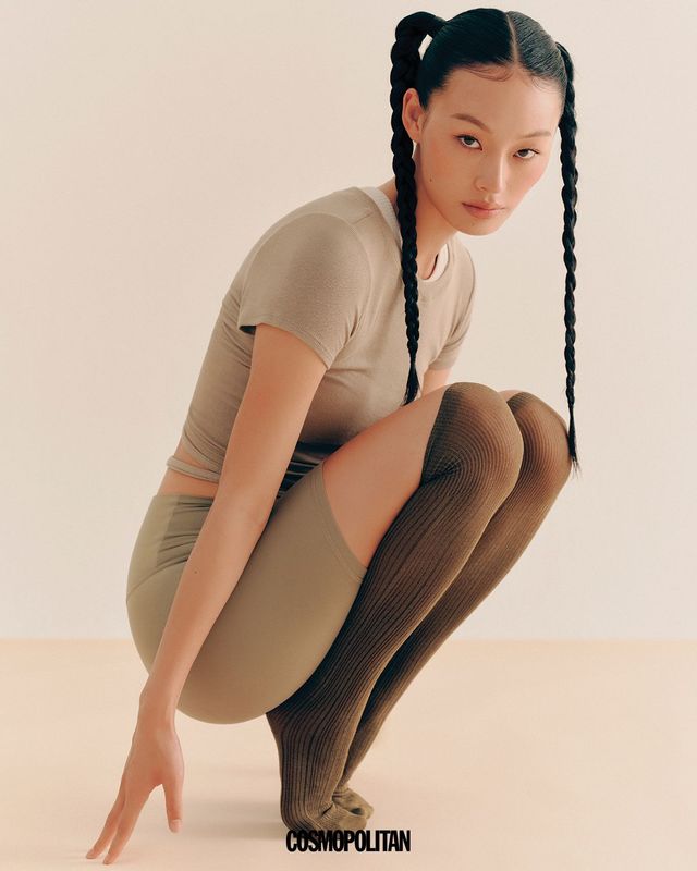 브라톱, 바이커 쇼츠 모두 Lululemon. 톱 Nylora. 니삭스 스타일리스트 소장품.