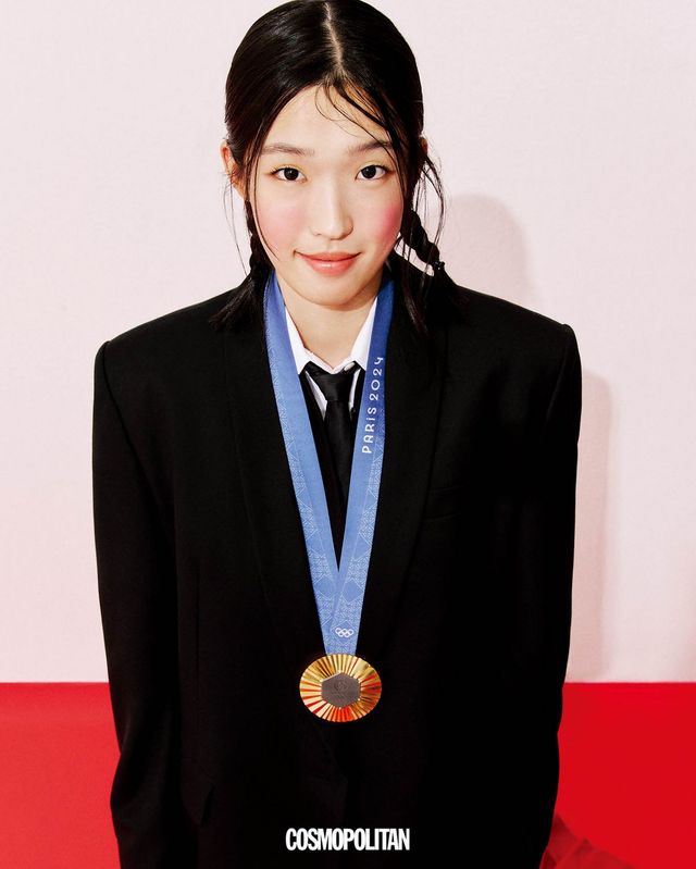 재킷, 베스트 모두 Push Button. 프릴 스커트 Moschino. 셔츠, 타이 스타일리스트 소장품.