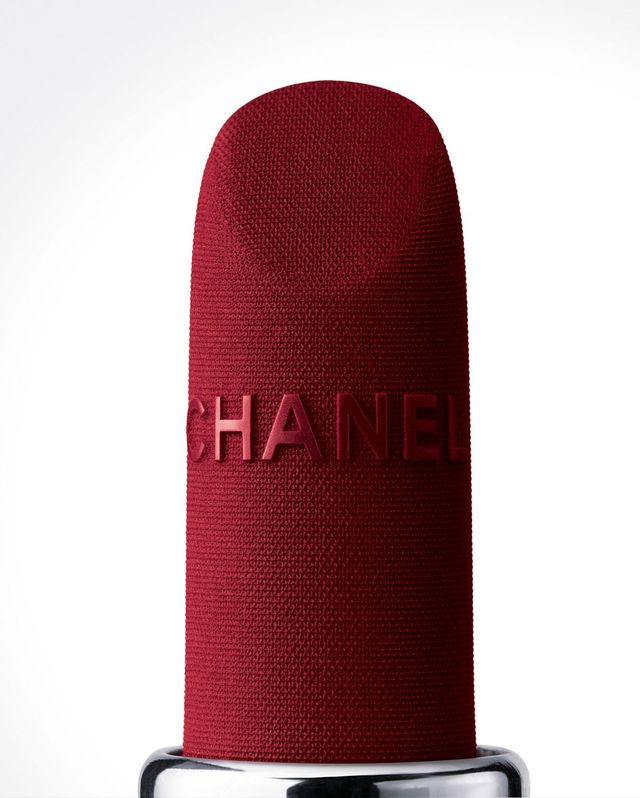 31 LE ROUGE MATTE 표면은 우아한 매트 우븐 패턴과 샤넬 로고가 양각으로 새겨져 있다. 