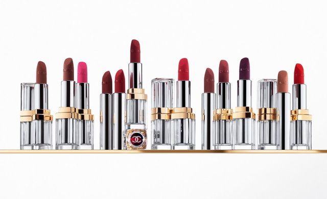 깡봉가 31번지에 있는 전설적인 아르데코 계단을 따라 늘어선 거울에서 영감 받아 탄생한 글라스 케이스의 프리미엄 매트 립스틱, 31 LE ROUGE MATTE