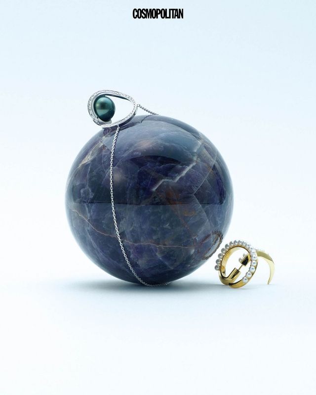남양 흑진주와 다이아몬드 세팅이 우주의 행성을 보는 듯한 오로라 네크리스, 일렁이는 파도를 표현한 서지 이어링 모두 가격미정 Tasaki.